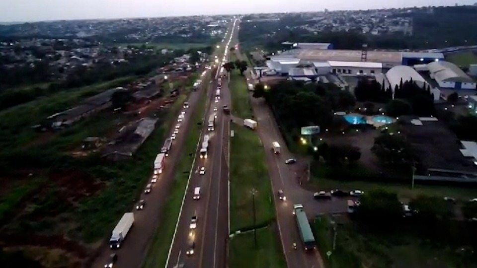 Caminhão quebra e trava perímetro urbano da BR 277 em Cascavel