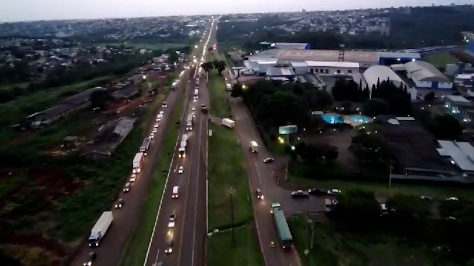 Postes caem durante temporal na BR 277, região do Trevo da Portal