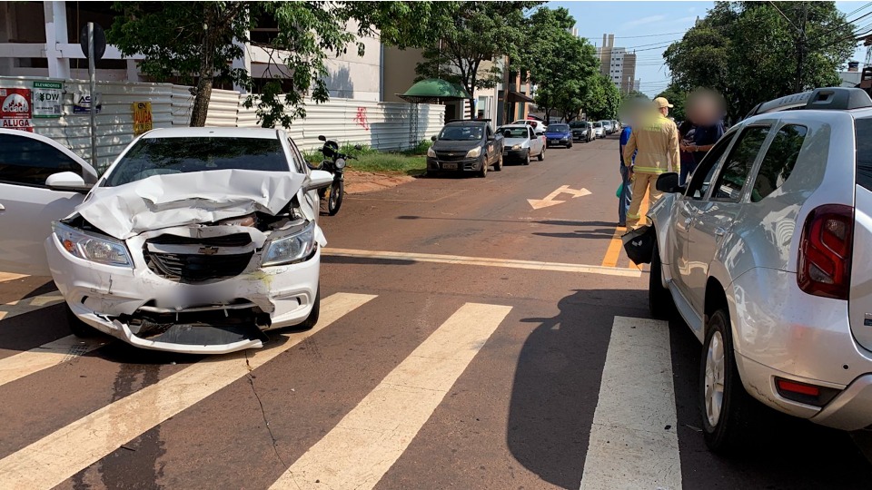 Batida frontal entre carros é registrada na BR-277 em Cascavel