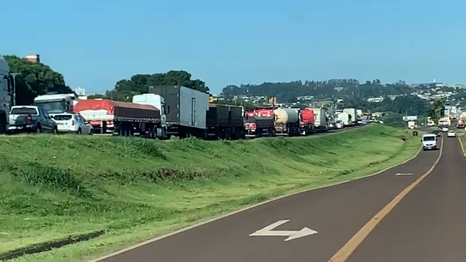 Caminhão quebra e trava perímetro urbano da BR 277 em Cascavel