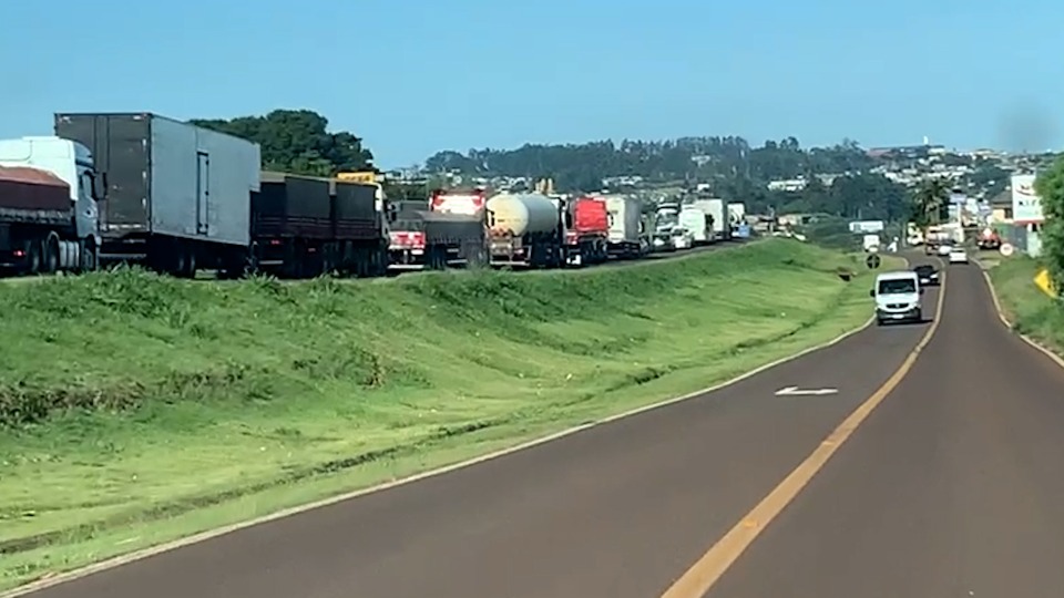 Caminhão quebra e trava perímetro urbano da BR 277 em Cascavel