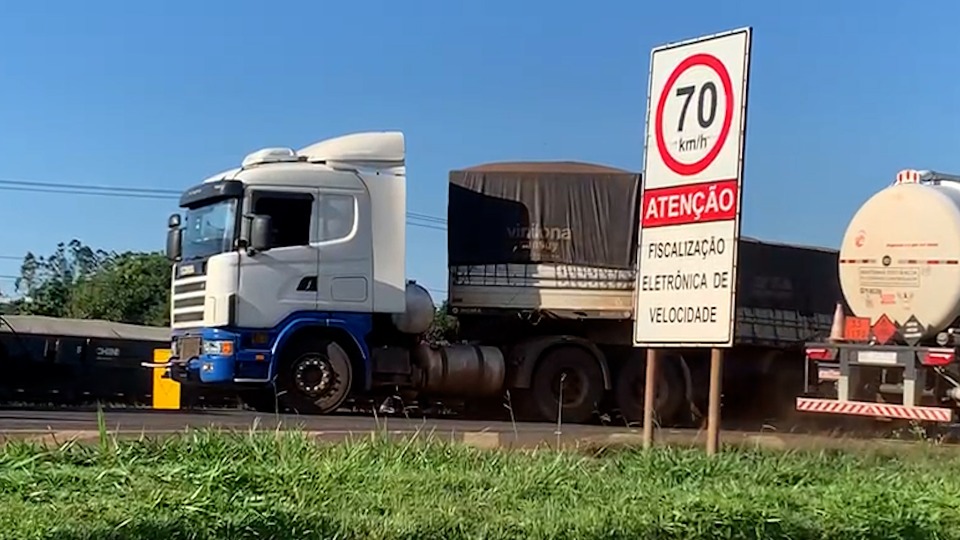 Caminhão quebra e trava perímetro urbano da BR 277 em Cascavel