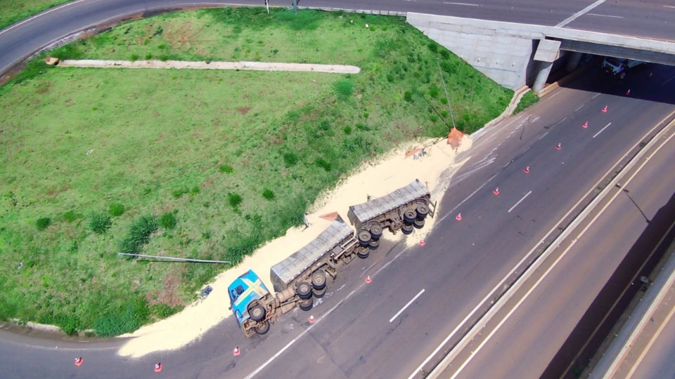 Imagens aéreas exclusivas da Catve mostram carreta tombada na BR 369