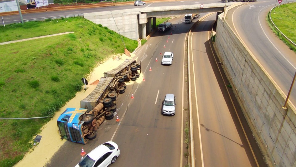 Imagens aéreas exclusivas da Catve mostram carreta tombada na BR 369