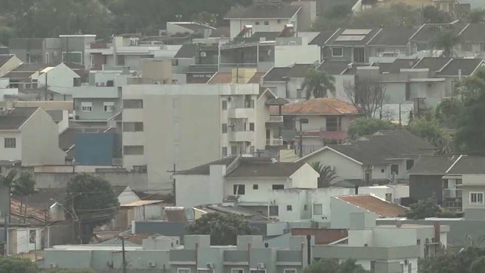 Temporal ´derruba´ Ginásio Abelhão em Mandaguaçu - Rádio Maringá