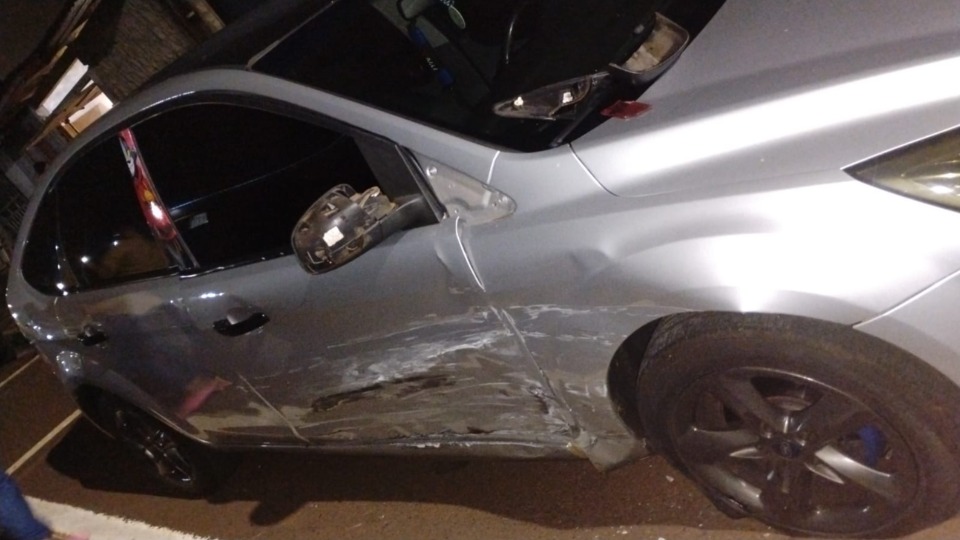 Ford Focus danificado após ser atingido pelo Ford Fusion