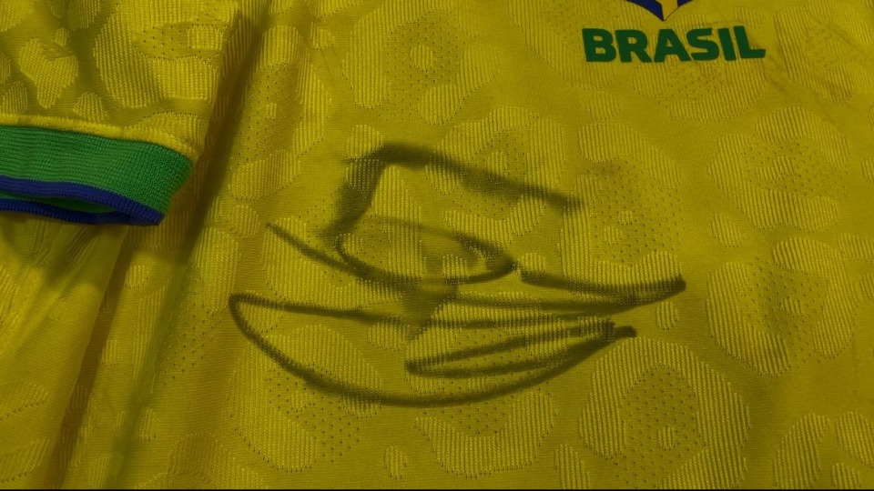 autógrafo de Richarlison na camisa que Lorran ganhou do jogador