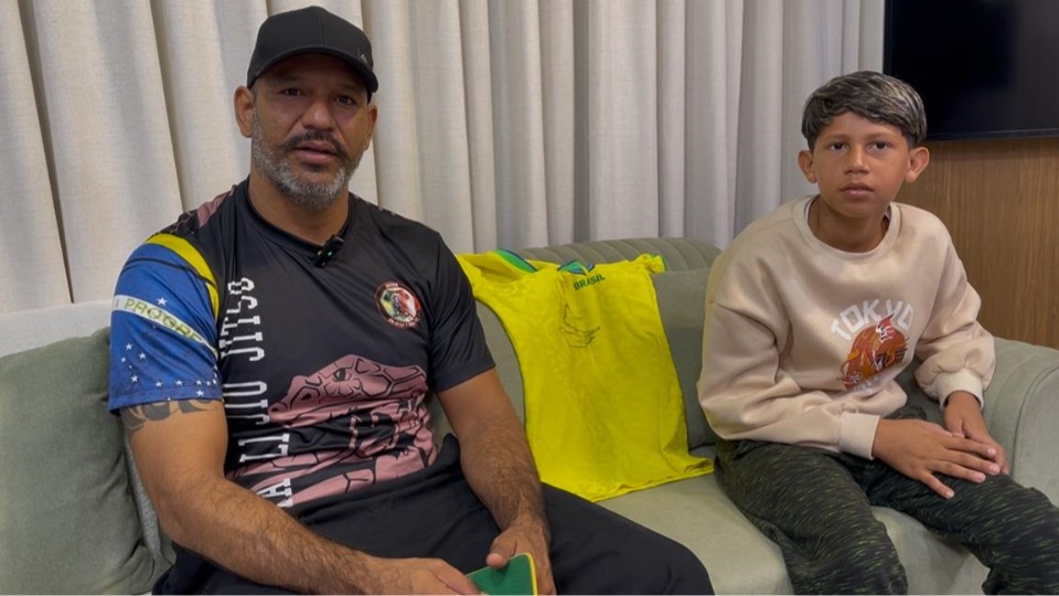 Lorran junto com o professor Ezequiel, de jiu-jitsu