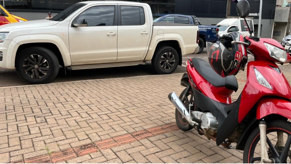 Batida traseira entre caminhonete e Biz na rua Paraná deixa mulher ferida