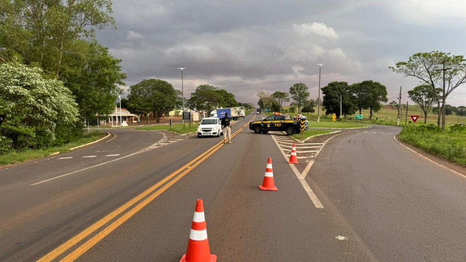 Tráfego é totalmente bloqueado na ponte sobre o Rio Piquiri, na BR-272 (PR)