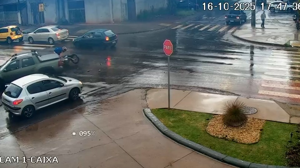 Câmera flagra acidente de trânsito no bairro Santa Cruz, em Cascavel