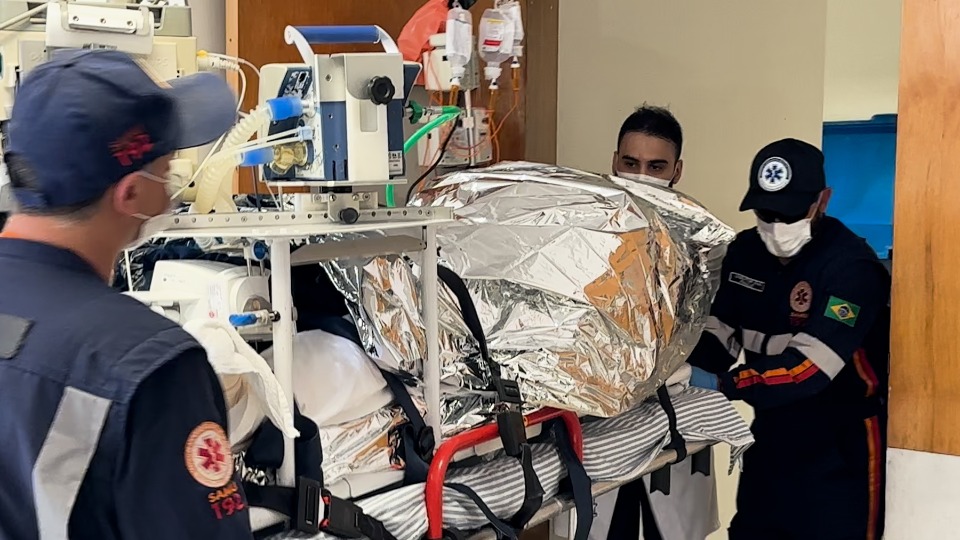 Juliane, vítima de incêndio, chega ao Hospital Universitário de Londrina