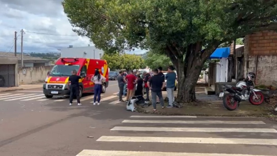 Homem fica ferido em batida entre carro e moto no bairro Brasília