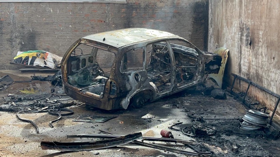 Carro é destruído pelo fogo em Cascavel
