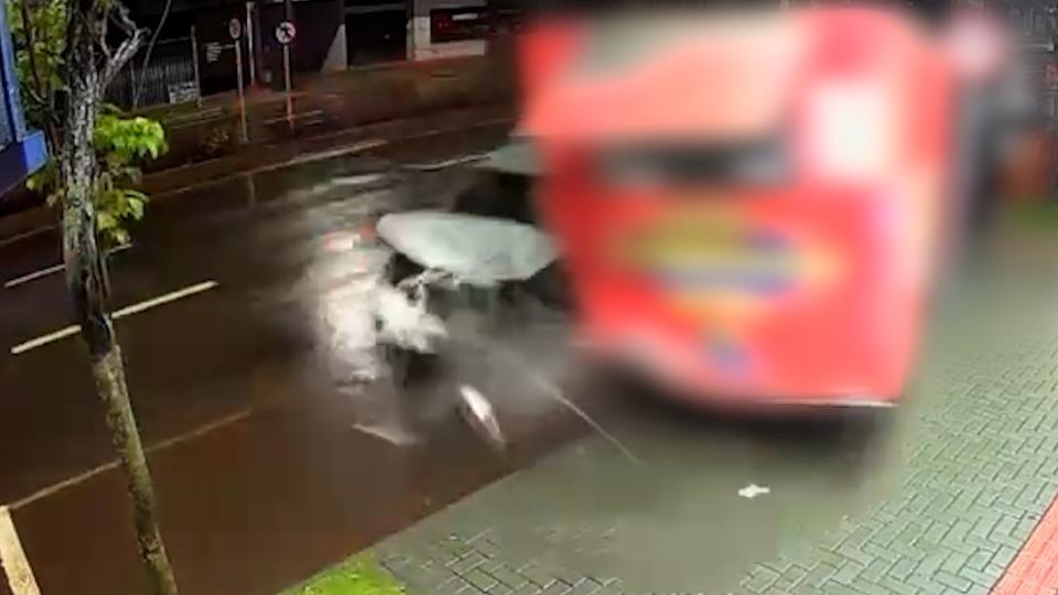 Veja momento em que carro atinge trailer de lanches em Cascavel