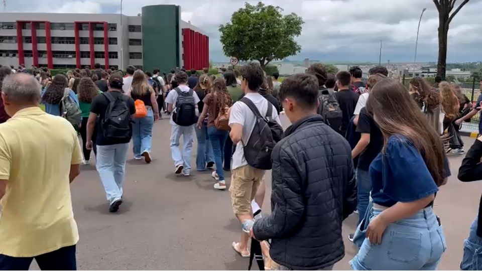 Candidatos acessam locais de prova para a segunda etapa do Enem