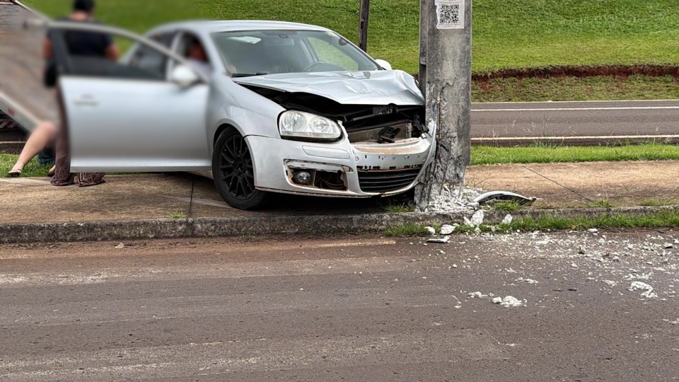 Carro bate em poste na marginal da BR-277 em Cascavel