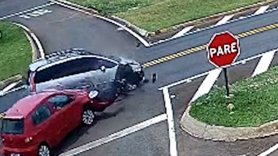 Vídeo: carros batem na BR 277 em Santa Tereza do Oeste