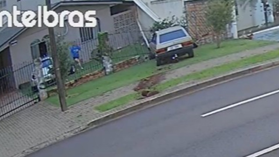 Vídeo: adolescente derruba grade de casa em Cascavel