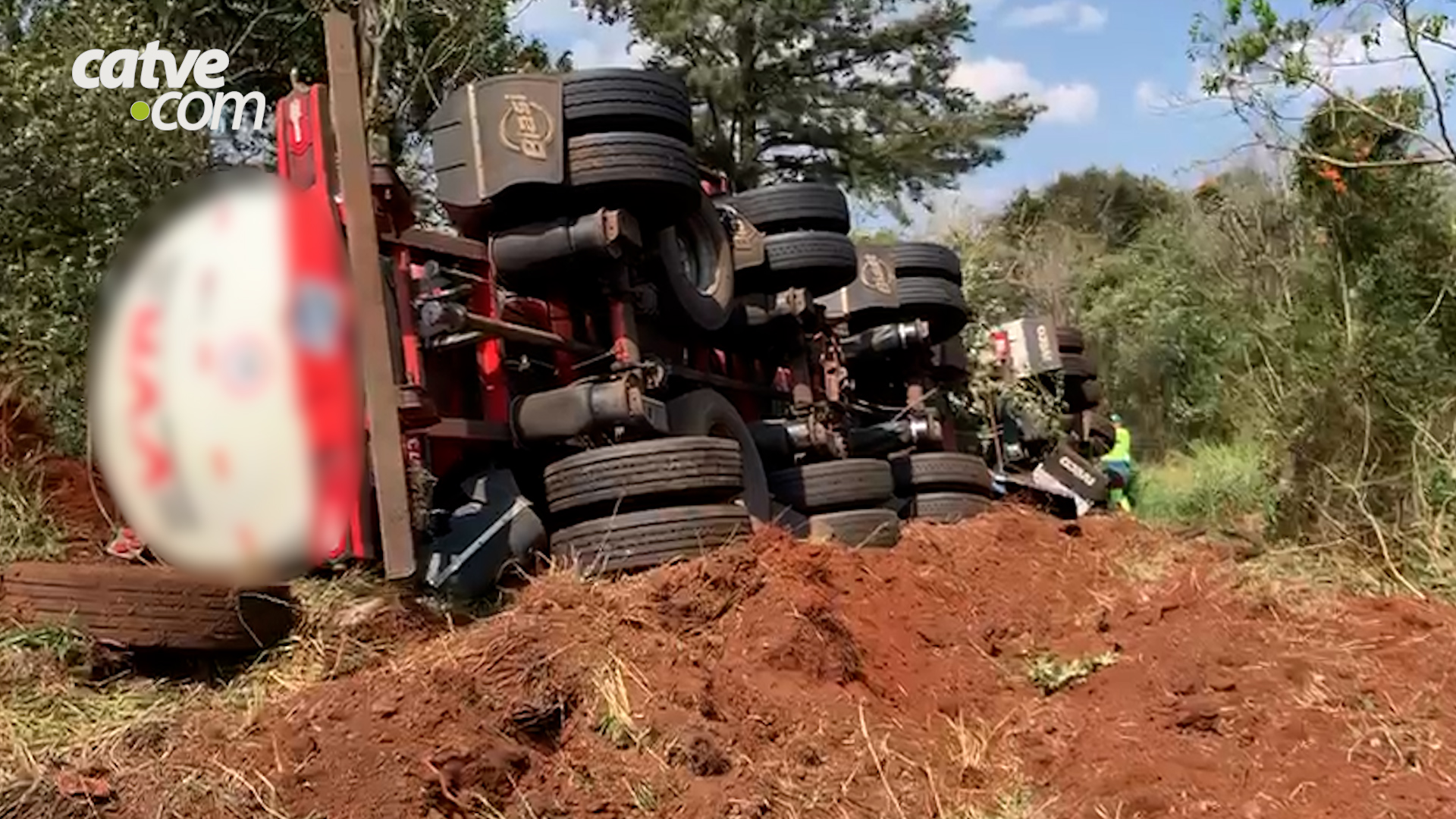 Batida frontal entre carros é registrada na BR-277 em Cascavel