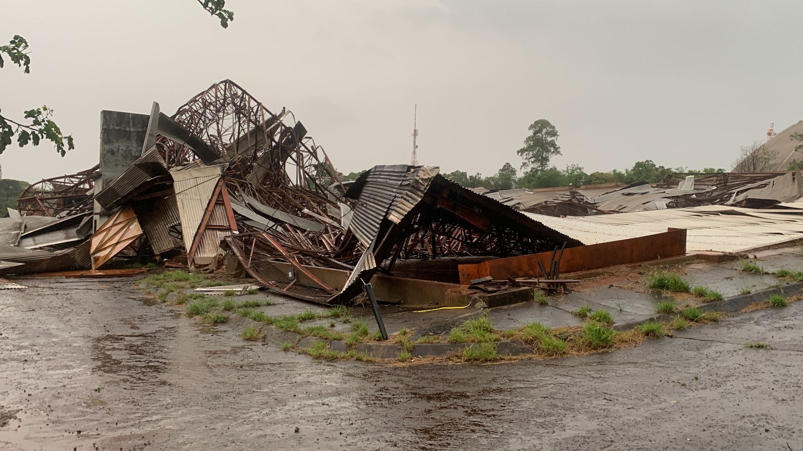 Vendaval teve característica de tornado em Cascavel, diz município