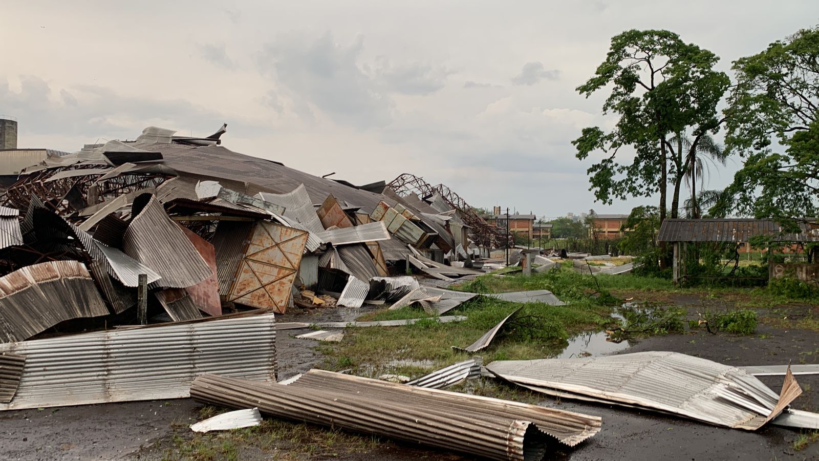 Vendaval teve característica de tornado em Cascavel, diz município