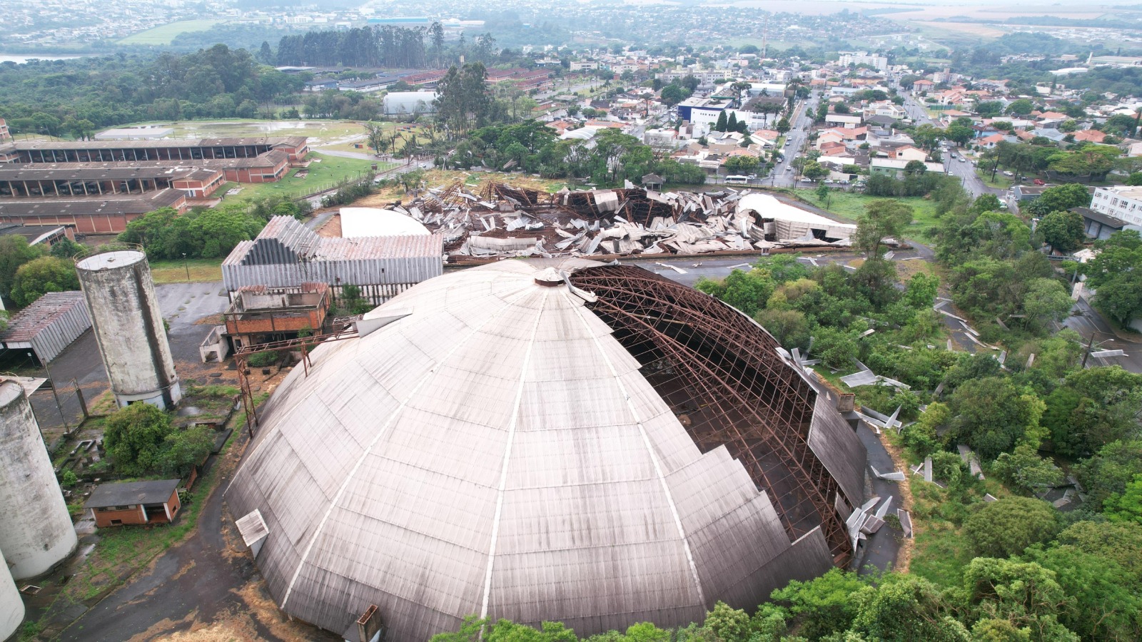 Imagens mostram danos causados por temporal em Cascavel