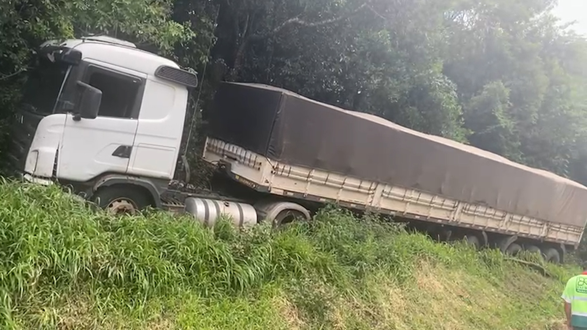 Acidente na BR-277 em Campo Largo, deixa uma pessoa morta e outra ferida  pista está interditada - Paraná Urgente