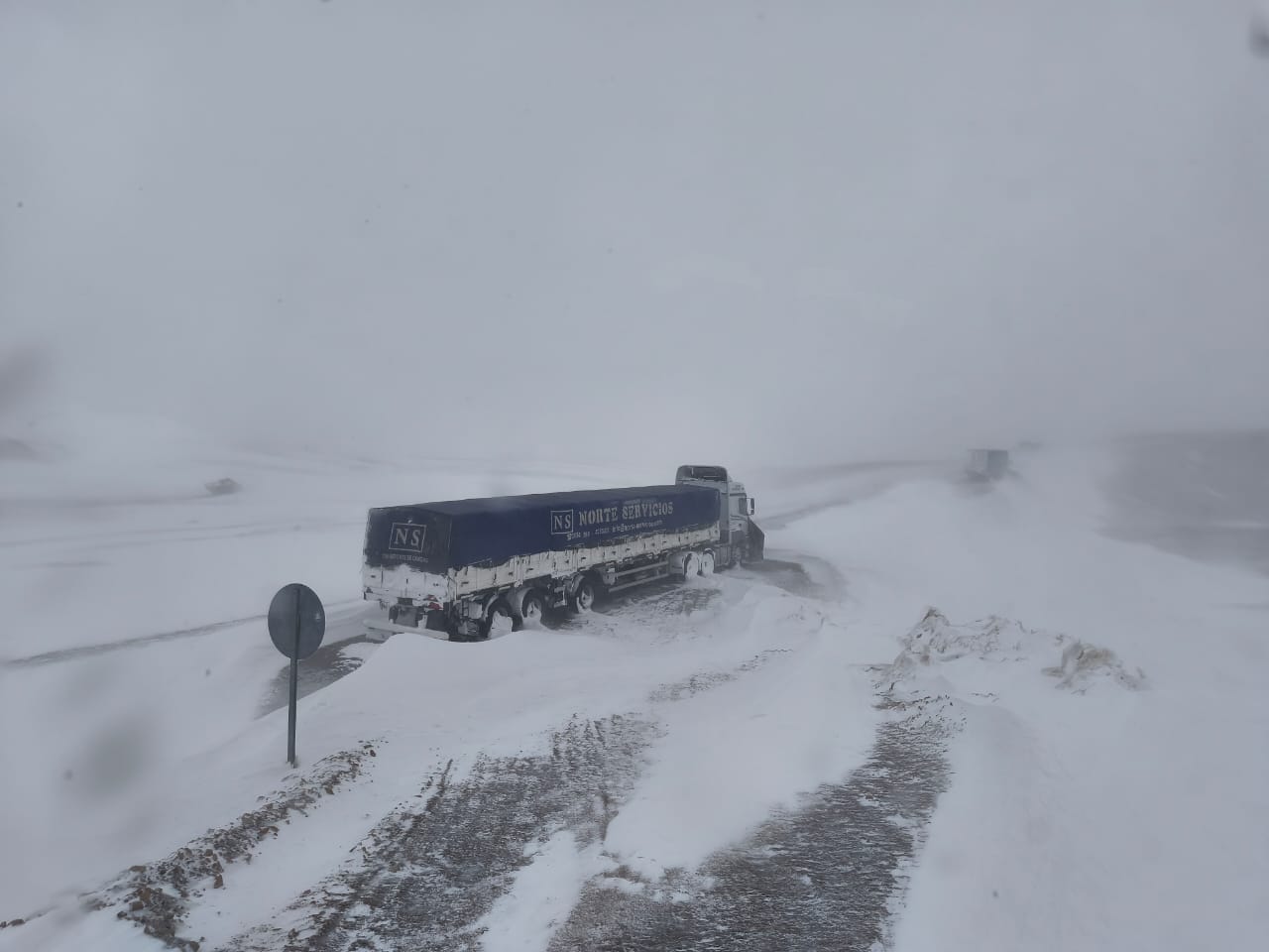 Caminhoneiros do Paraná enfrentam frio extremo a 4,2 mil metros de altitude em montanha no Chile