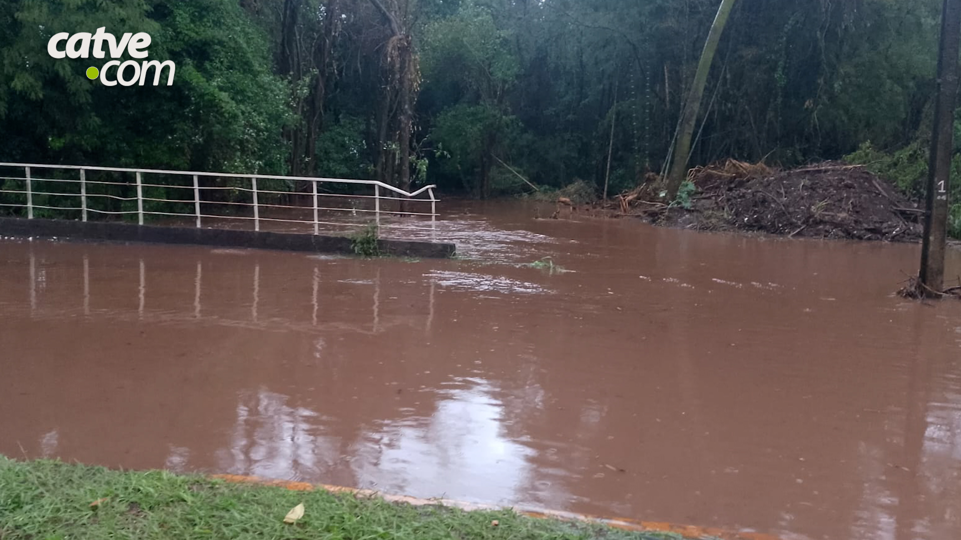 Chuvas intensas com alagamentos e granizo atingem várias cidades do Paraná